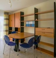 Wandregal für Büro mit Arbeitstisch