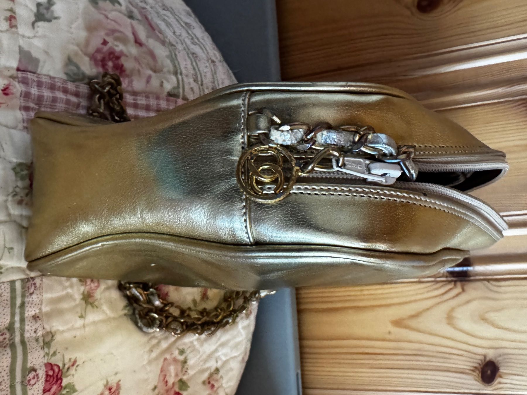 Borse da donna: Sac CC doré cuir matelassé vintage – Usato da Ovronnaz venduto da Etagne68 1