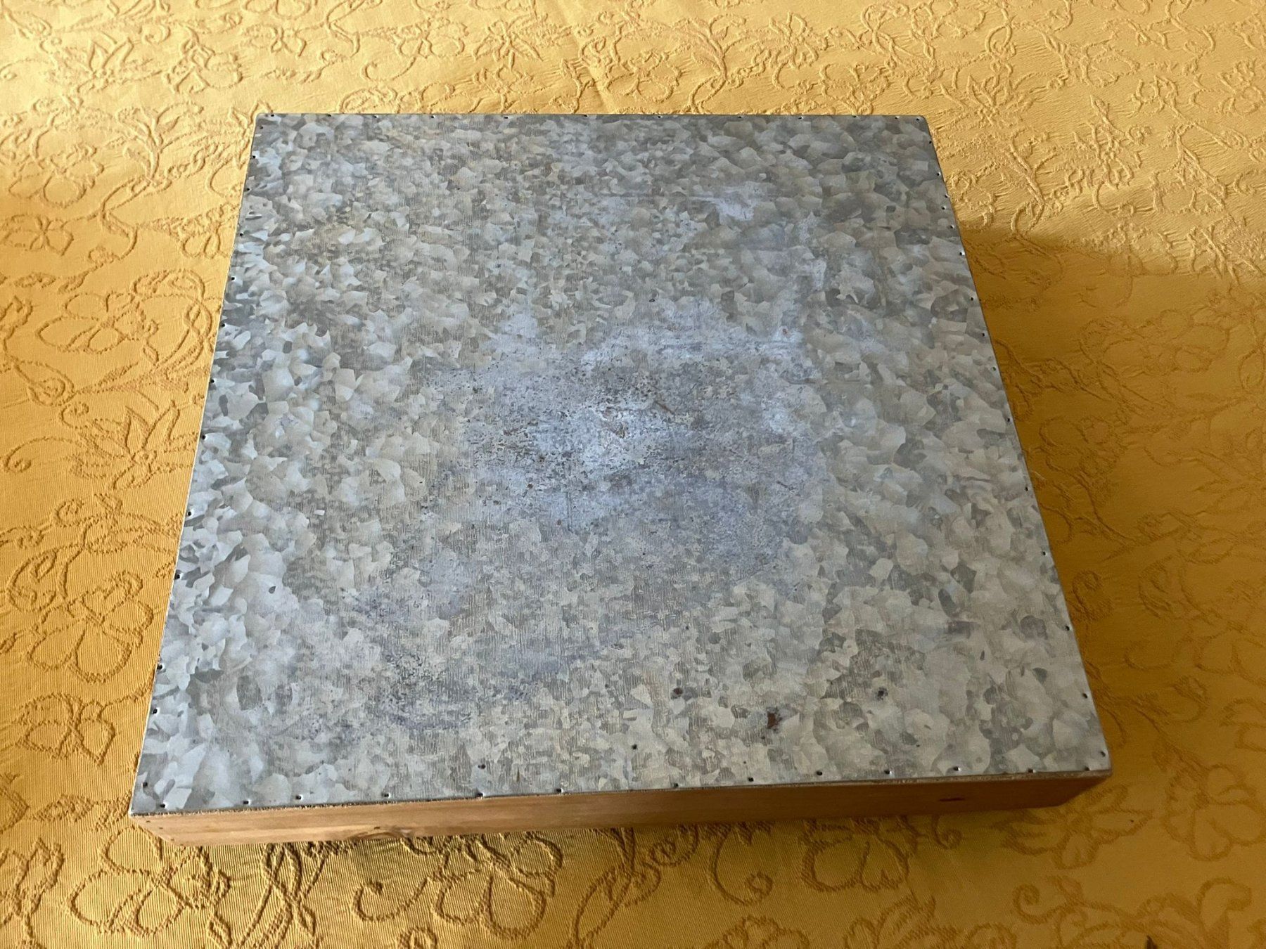 Piatti di portata: Vassoio in legno e metallo 40x40 cm – Usato da Melano venduto da H-Sara 2