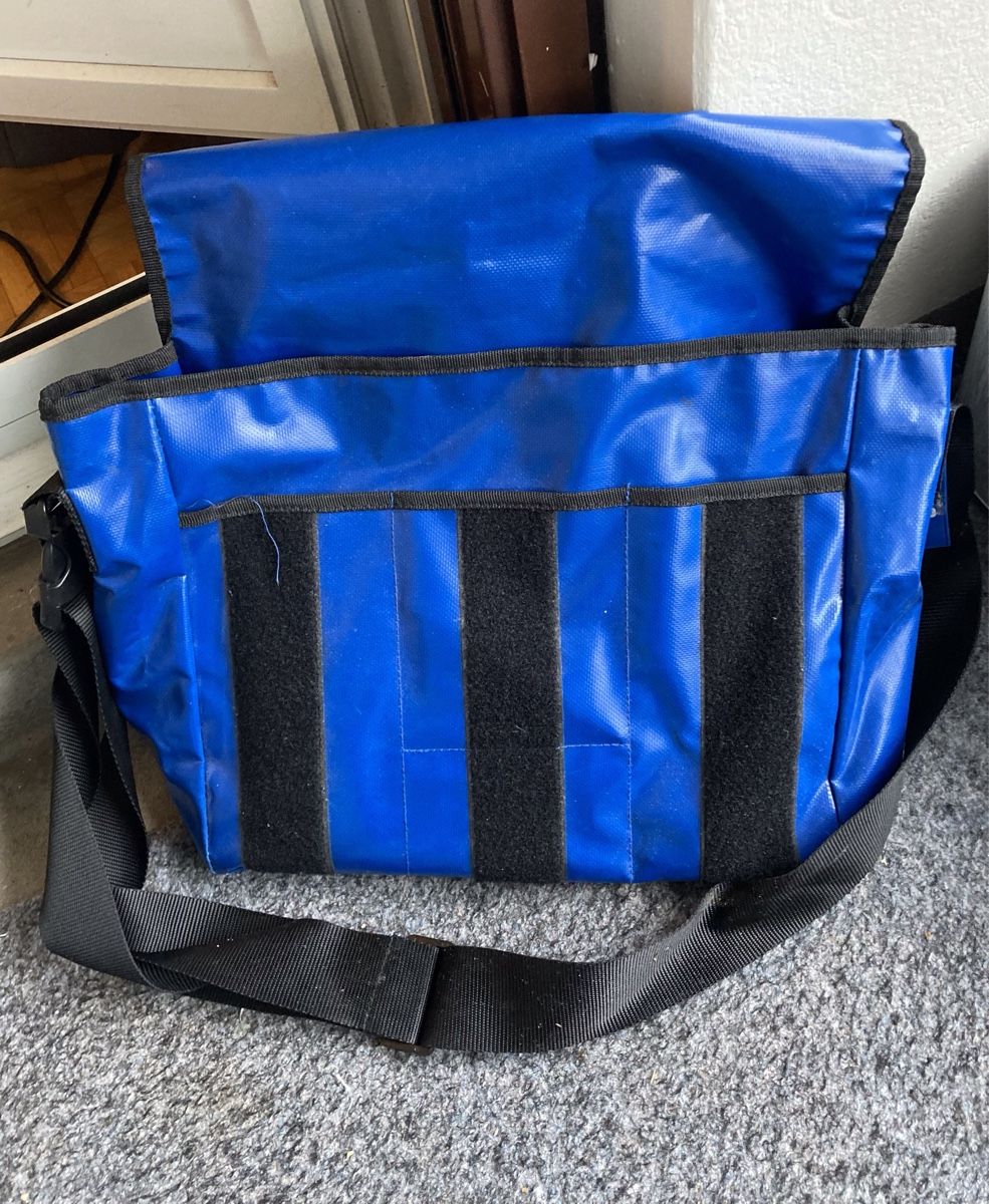 Taschen: Blaue Umhängetasche, Messenger Bag, Freizeit, Uni – Gebraucht aus Zürich von bopeja