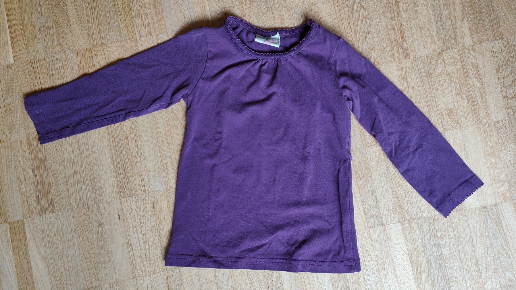 Pullover & Sweatshirts: Langarmshirt violett (Gr. 92) – Gebraucht aus Wädenswil von adelimmat