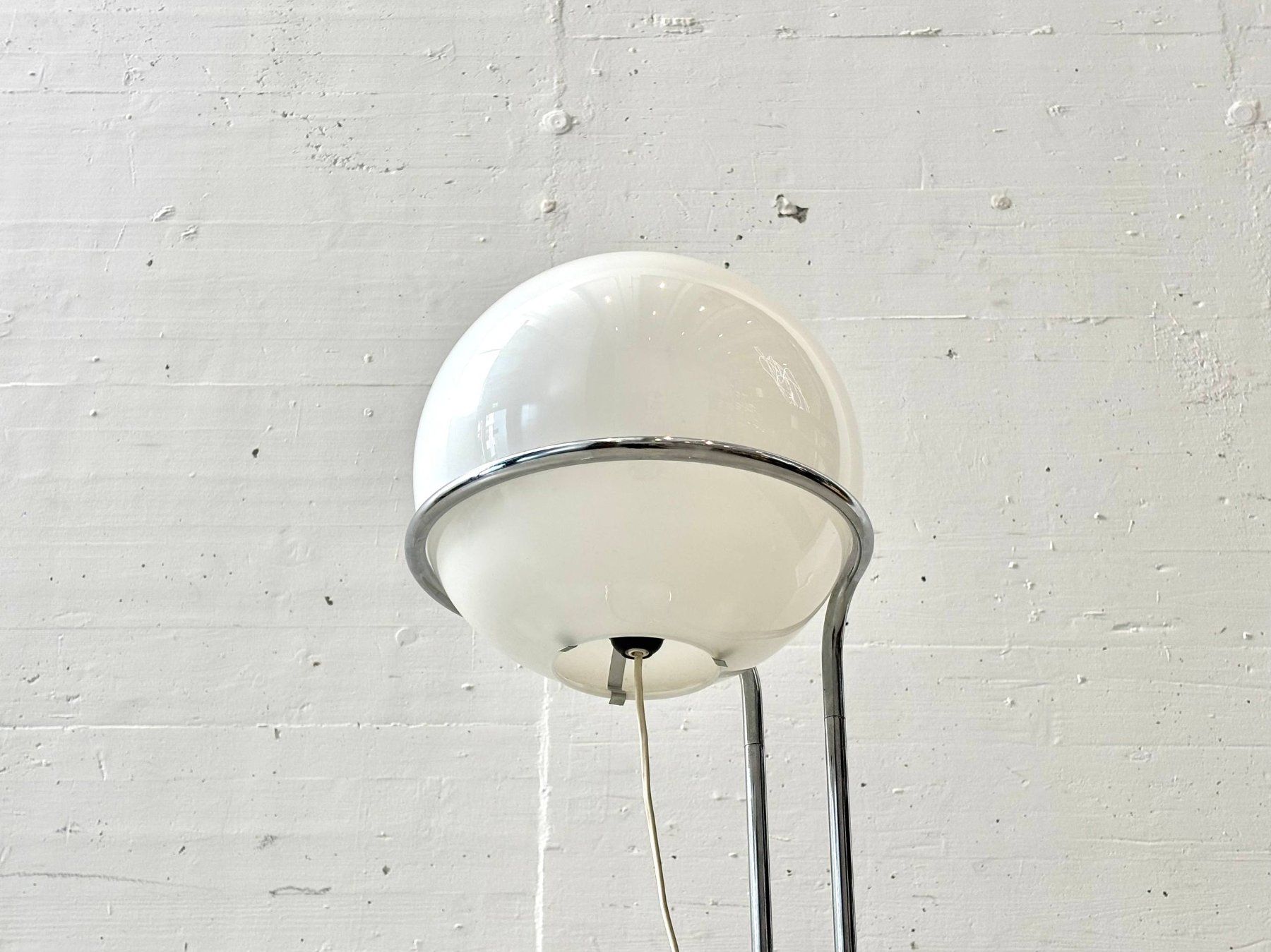 Lampen: Space Age Stehlampe mit Opalglaskugel und Chromgestell, 70er – Gebraucht aus Zürich von LeMoege 6