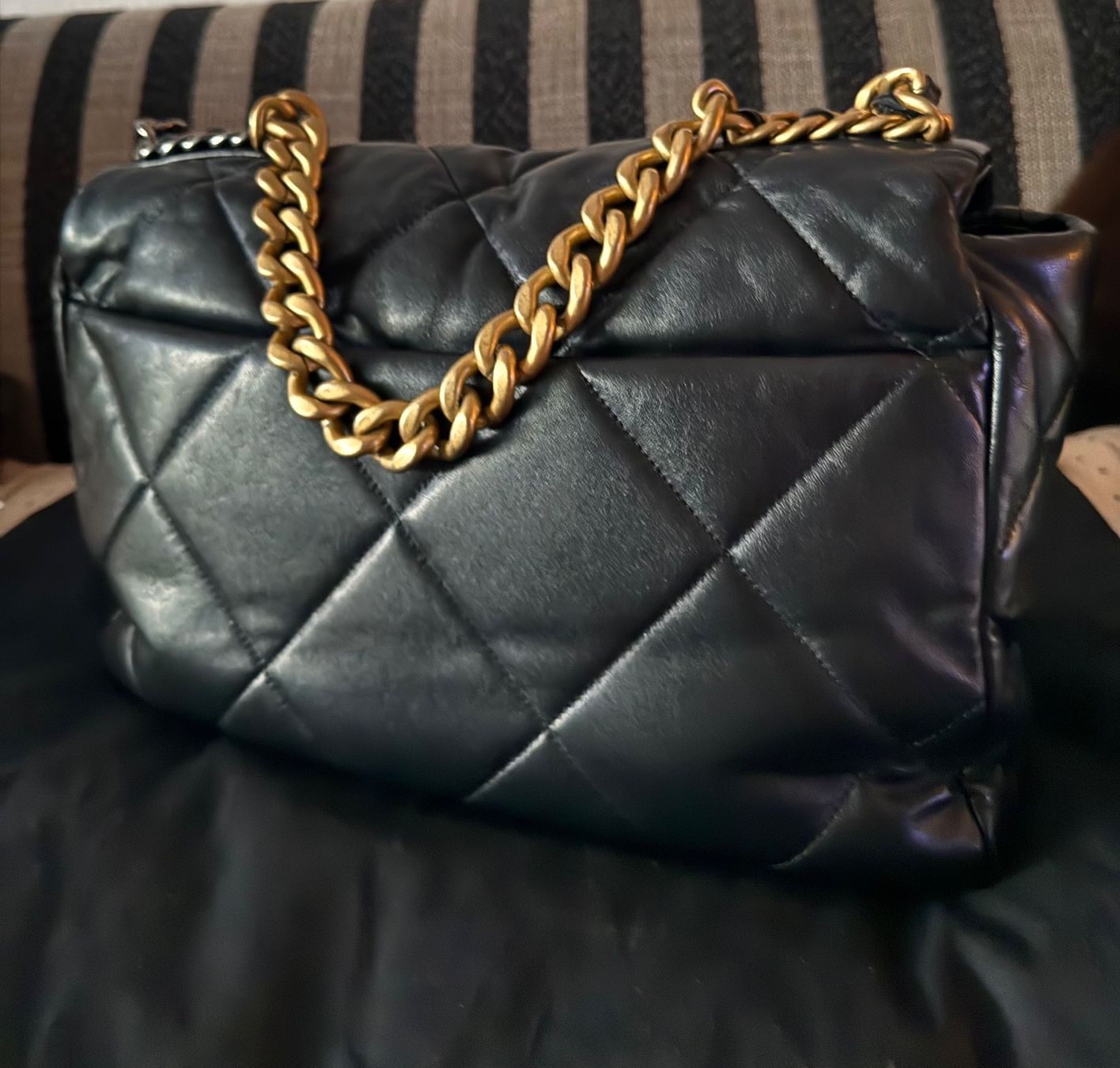 Chanel Borse: Chanel 19 Black Quilted Leather Maxi Flap Bag – Usato da Zürich venduto da NNK28 2