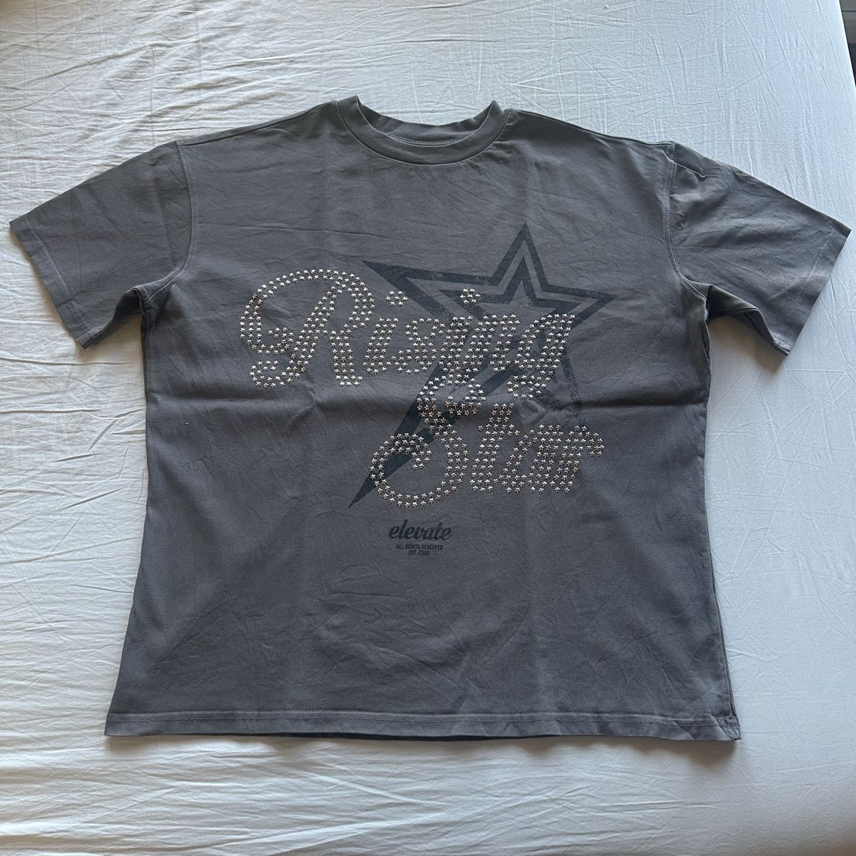 T-shirt: T-Shirt Elevate Clothing – Nuovo (secondo la descrizione) da Visperterminen venduto da manunik