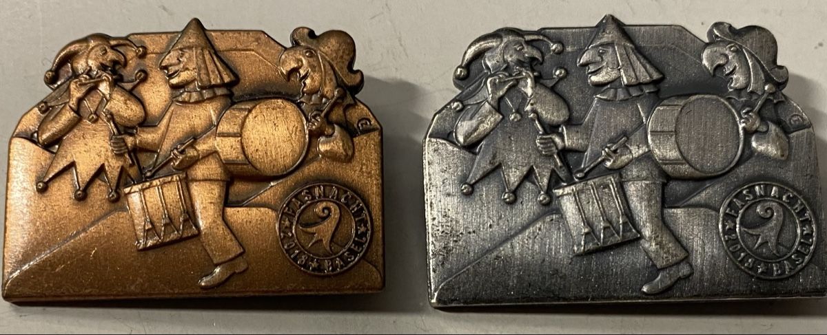 Basler Placchette & Badge: Baslerfasnachts Plakette 2018 kupfer silber – Usato da Allschwil venduto da Deal_Tiger99