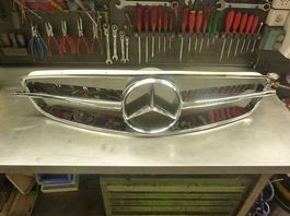 Mercedes 190 SL: Original Bugverzierung / Kühlergrill