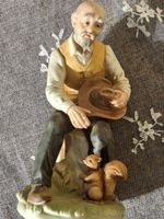 Porzellan Figur alter Mann mit Punze P 19x9 cm