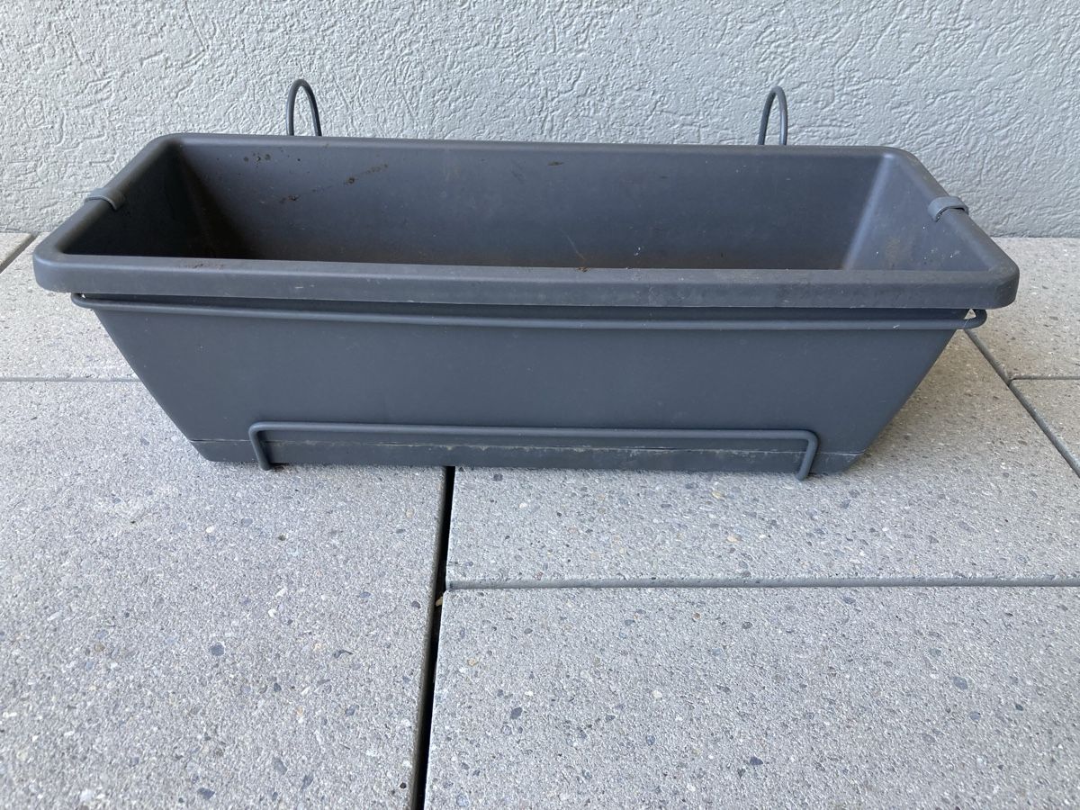Vasi per fiori: Elho Balkonkasten mit Wasserreservoir, anthrazit – Usato da Zürich venduto da eic_cd8v