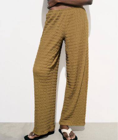 Neue luftige Hose mit Strukturmuster von Zara