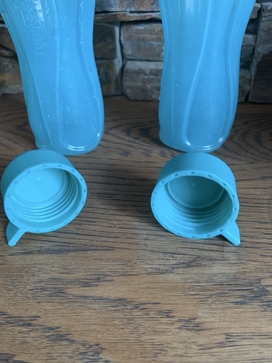 Tupperware Trinkflaschen & Thermosflaschen: 2 Tupperware Trinkflaschen,  Türkis – Gebraucht aus Reichenbach im Kandertal von 2CV9 1