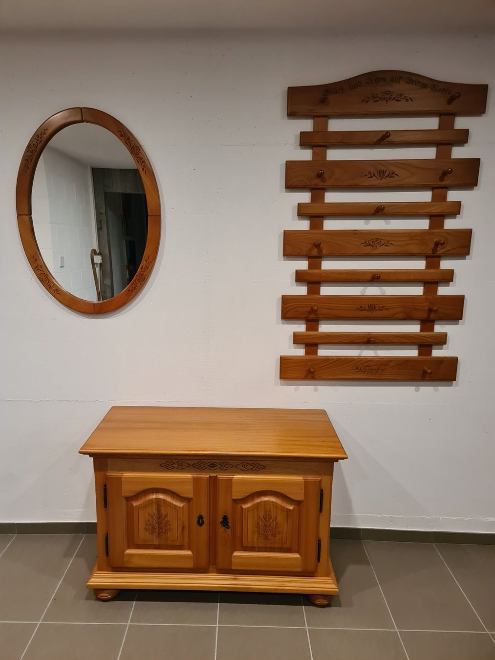 Cassapanche: Truhe mit Garderobe und Spiegel – Usato da Escholzmatt venduto da Moscato
