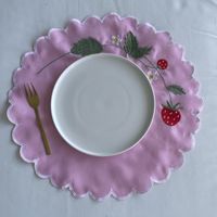 Tischset rosa mit Erdbeer-Stickerei und welligem Rand