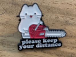 Lustiger Pin   Katze mit Kettensäge