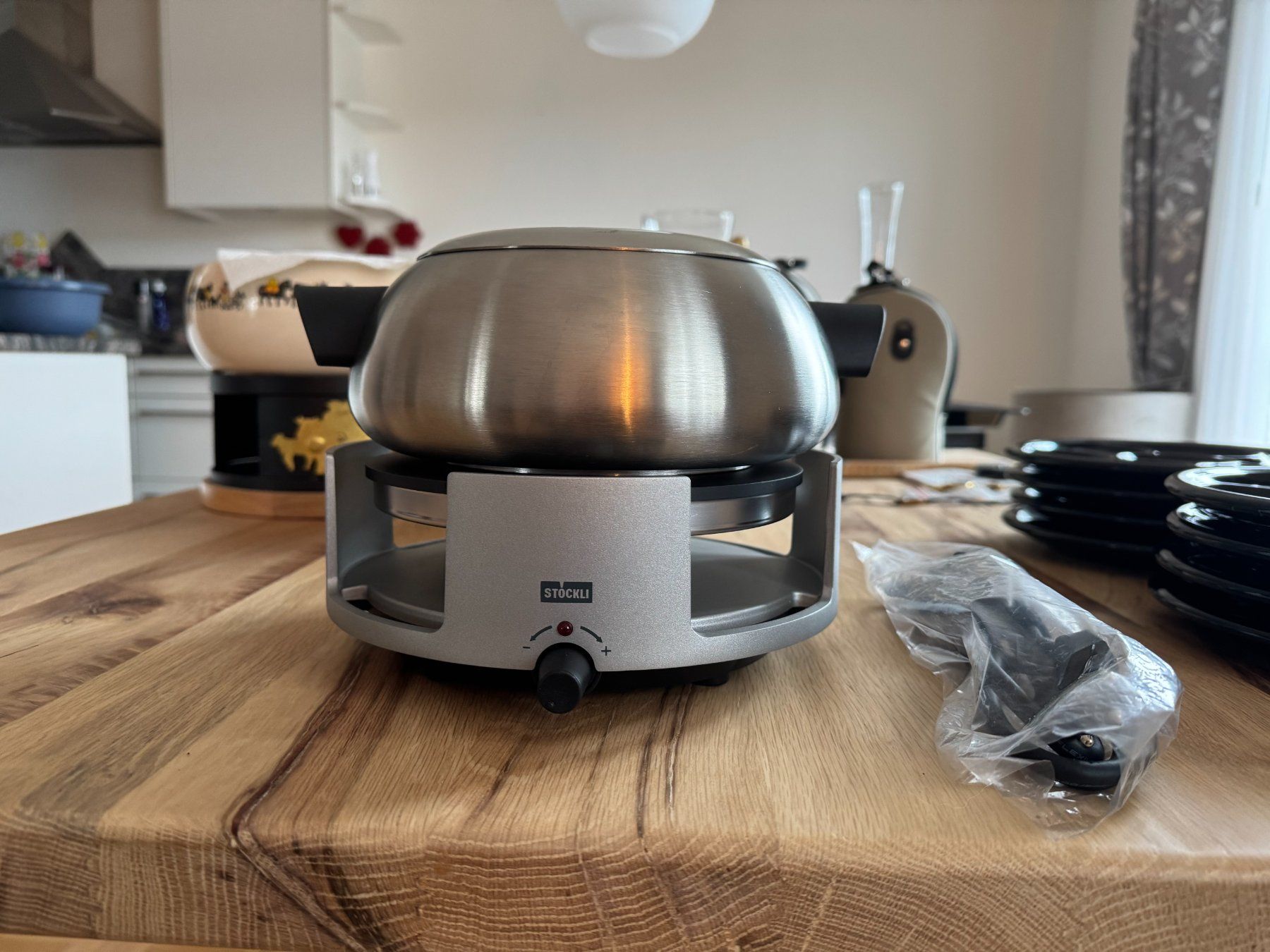 Set di piatti: Stöckli Raclette-Ofen & 8 schwarze Teller – Usato da Gais venduto da mmu_bl6k 1