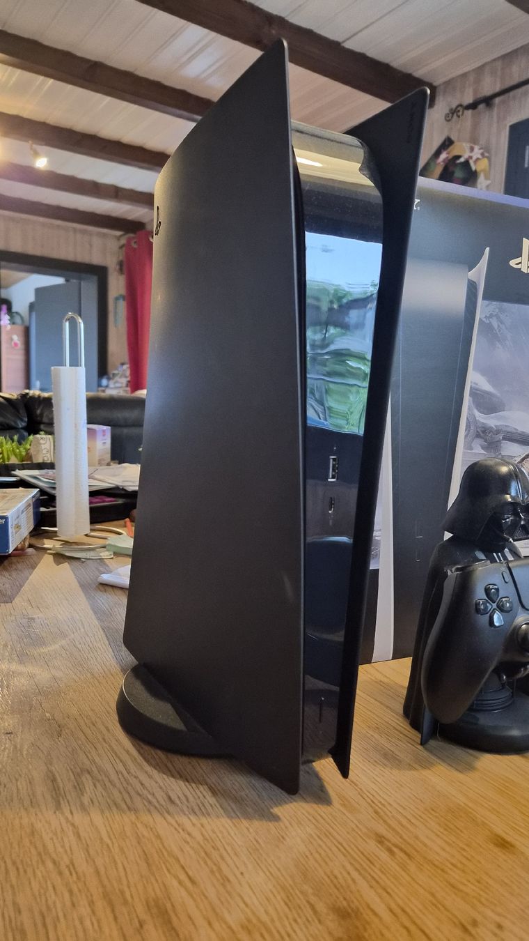 Sony Console: ps5 digital avec casque et 2 manettes en plus – Nuovo (secondo la descrizione) da Aven venduto da kaotiks444 2