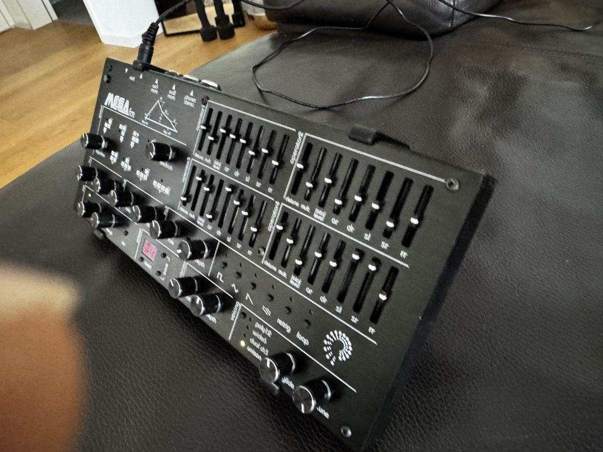 Strumenti musicali: Twisted Electrons MEGAfm MKII mit Stand – Usato da Zürich venduto da 1cut2 2