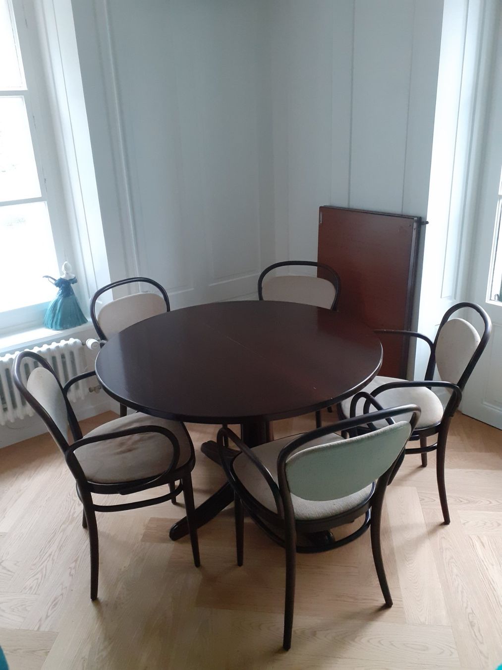 Thonet Tavoli: Thonet: Tisch mit 5 Stühlen – Usato da Zürich venduto da benski34