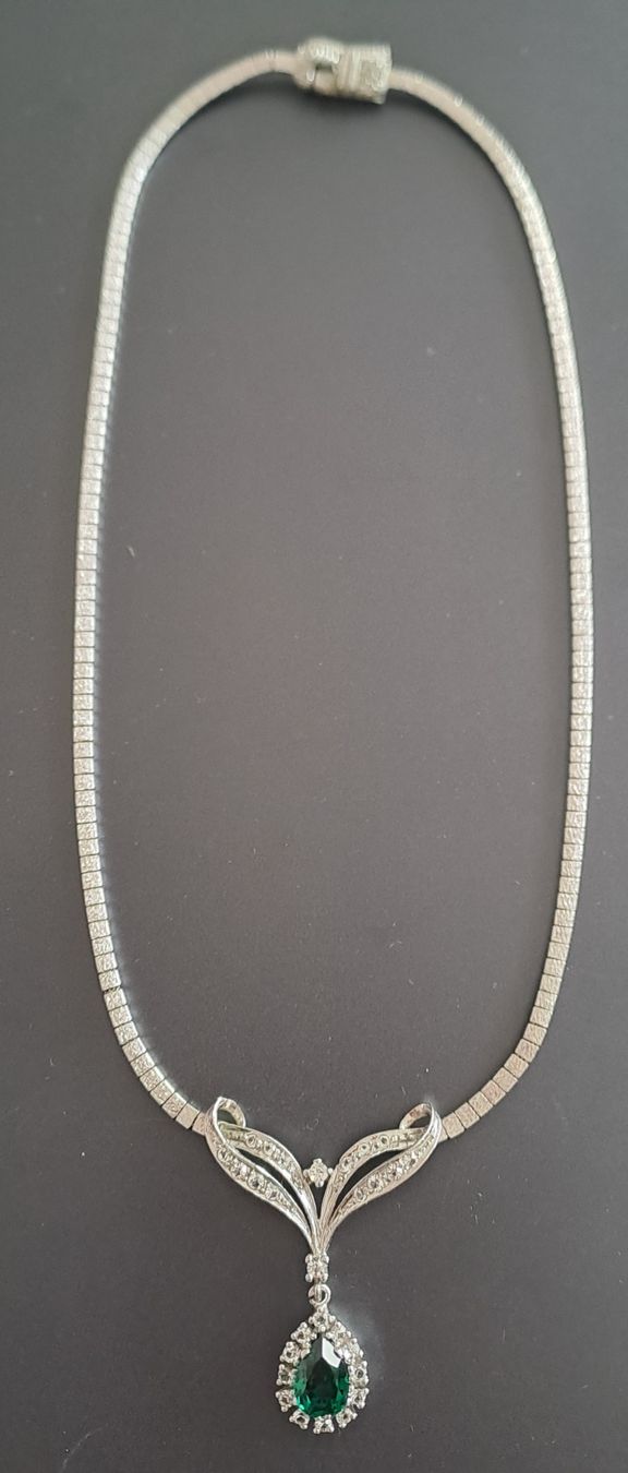 Colliers: Wunderschöne Kette mit Stein – D'occasion à Neuhausen am Rheinfall par Waly...