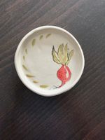 Assiette en céramique faite et peinte à la main