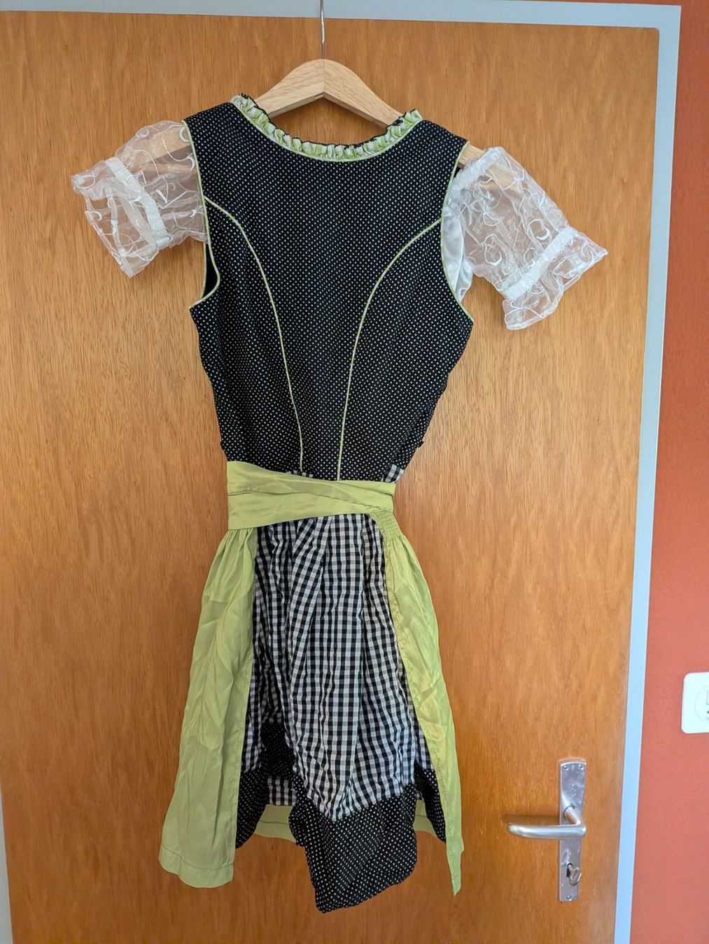 Kleider: Dirndl schwarz grün mit Bluse – Gebraucht aus Winterthur von sha_r2k2 3