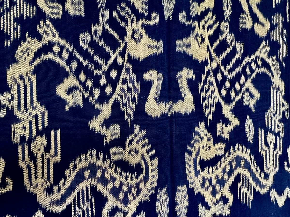 Tessuti: Indonesischer Vintage Ikat-Textile  mythischem Drachendesign – Usato da Moehlin venduto da Balirain 9