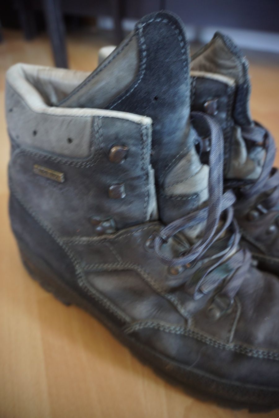 Lowa Scarpe da uomo: Robuste Wanderschuhe von Lowa Gr. 44,5 – Usato da Zürich venduto da einalemjena 2