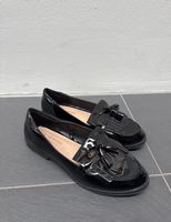 Schwarze Lack Loafer mit Quasten, Gr. 39
