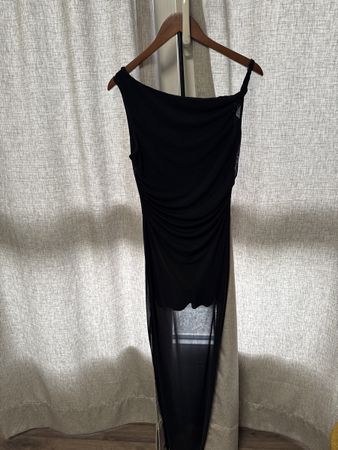 Robe noire asymétrique, taille 40, soirée chic 💃!