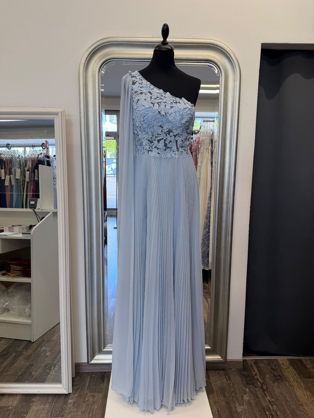 Vestiti: Elegantes Abendkleid One-Shoulder Hellblau Gr. 38 neu – Nuovo (secondo la descrizione) da Schlatt ZH venduto da xhesiesi 1