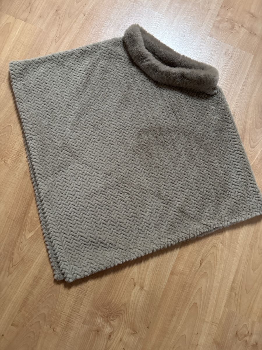 Altro in Moda donna: Wunderschönes Cape/Poncho beige – Usato da Erschmatt venduto da Gragetsch