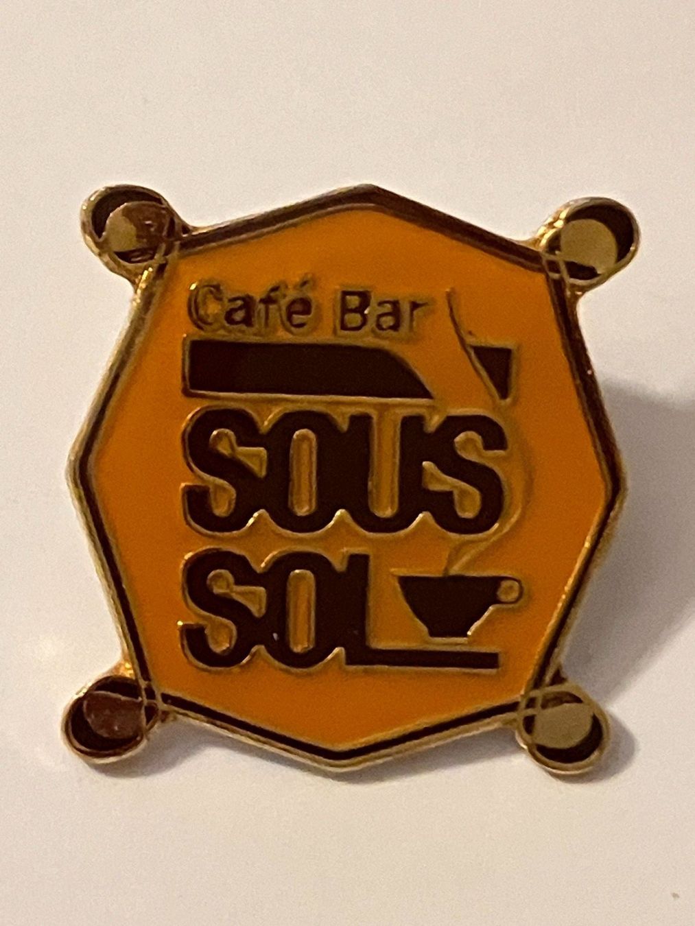 Placchette & Badge: 1 Pin Cafe Bar Sous Sol – Usato da Basel venduto da djwwpp