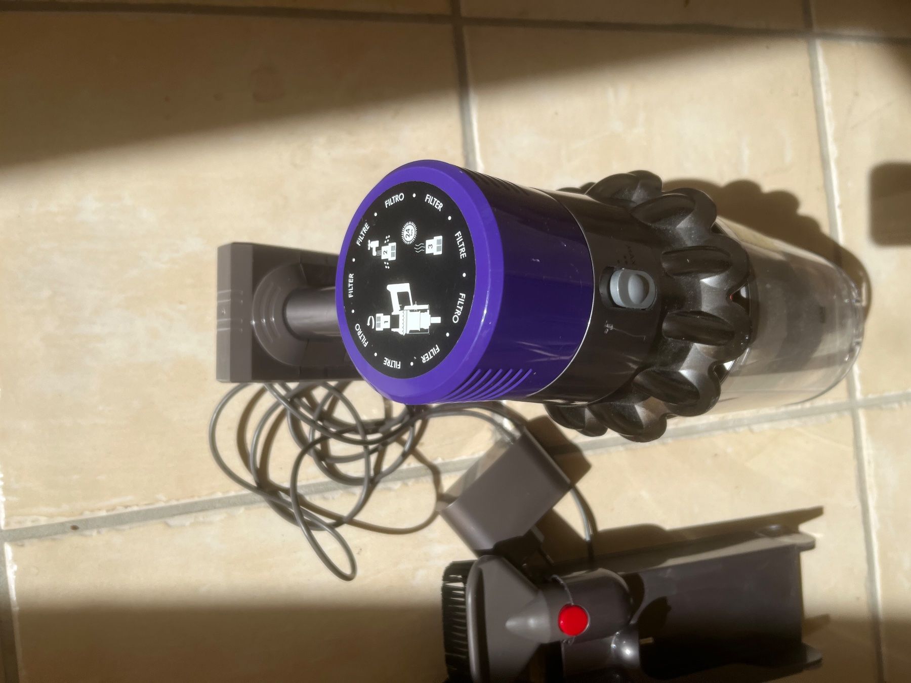 Dyson Aspirateurs & Accessoires: Dyson V10 Staubsauger – D'occasion à Magden par Hornet2 2