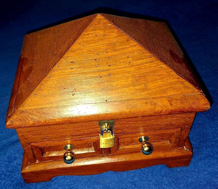 Articoli in legno: URALTE SCHATULLE AUS NUSSBAUMHOLZ – Usato da NIDAU venduto da arraialdajuda