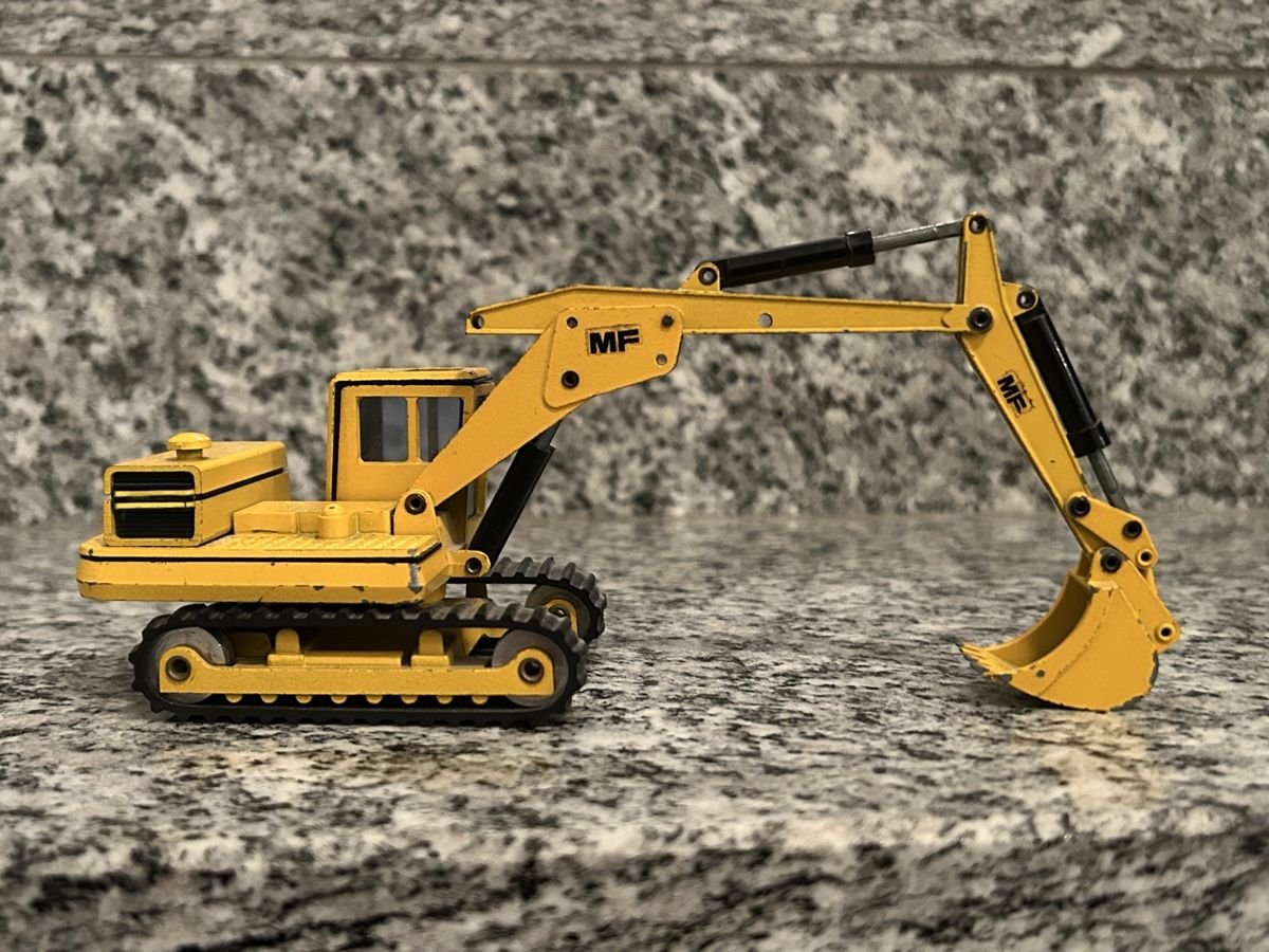 Kits de montage: MF Raupenbagger, 1:50 , NZG – D'occasion à Horw par Tigercat635 2