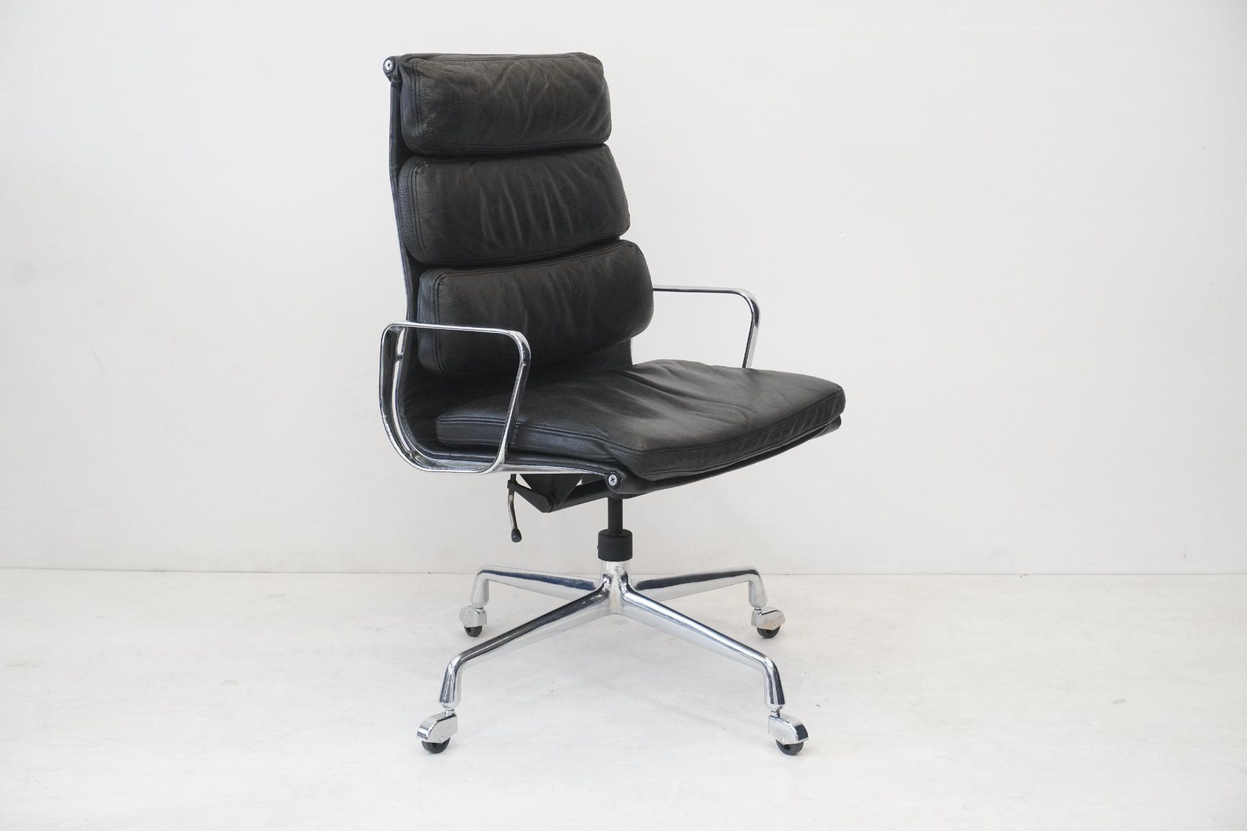 Herman Miller Sedie: Herman Miller Eames Soft Pad EA219 Leder Designklassiker – Usato da Bad Zurzach venduto da QLASSIQ 1