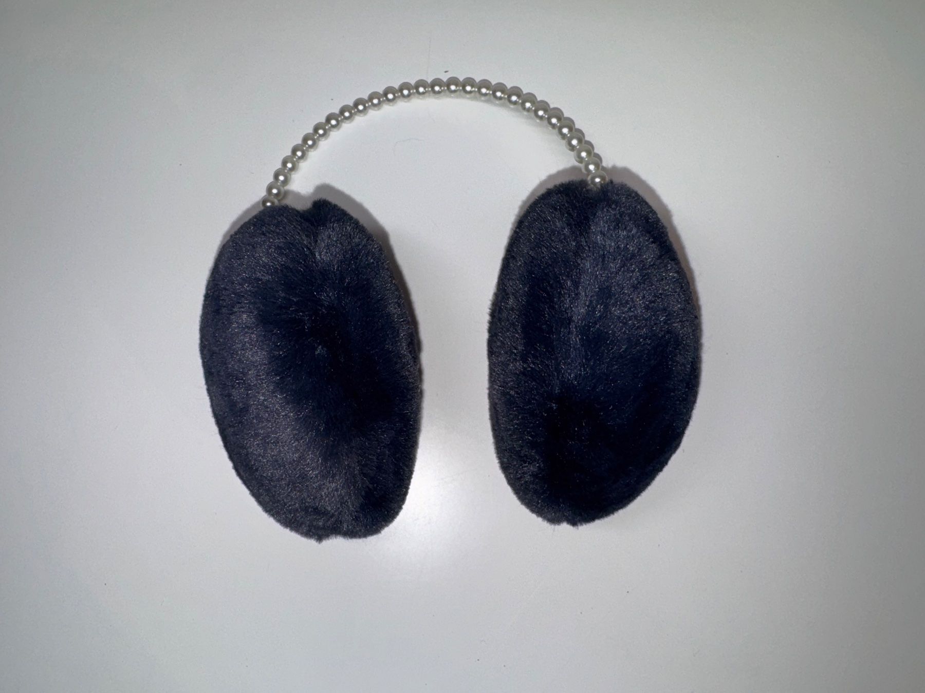 Hüte, Mützen & Caps: Süsse Ohrenwärmer mir Perlen – Gebraucht aus Grosswangen von shoes.bags.and.co