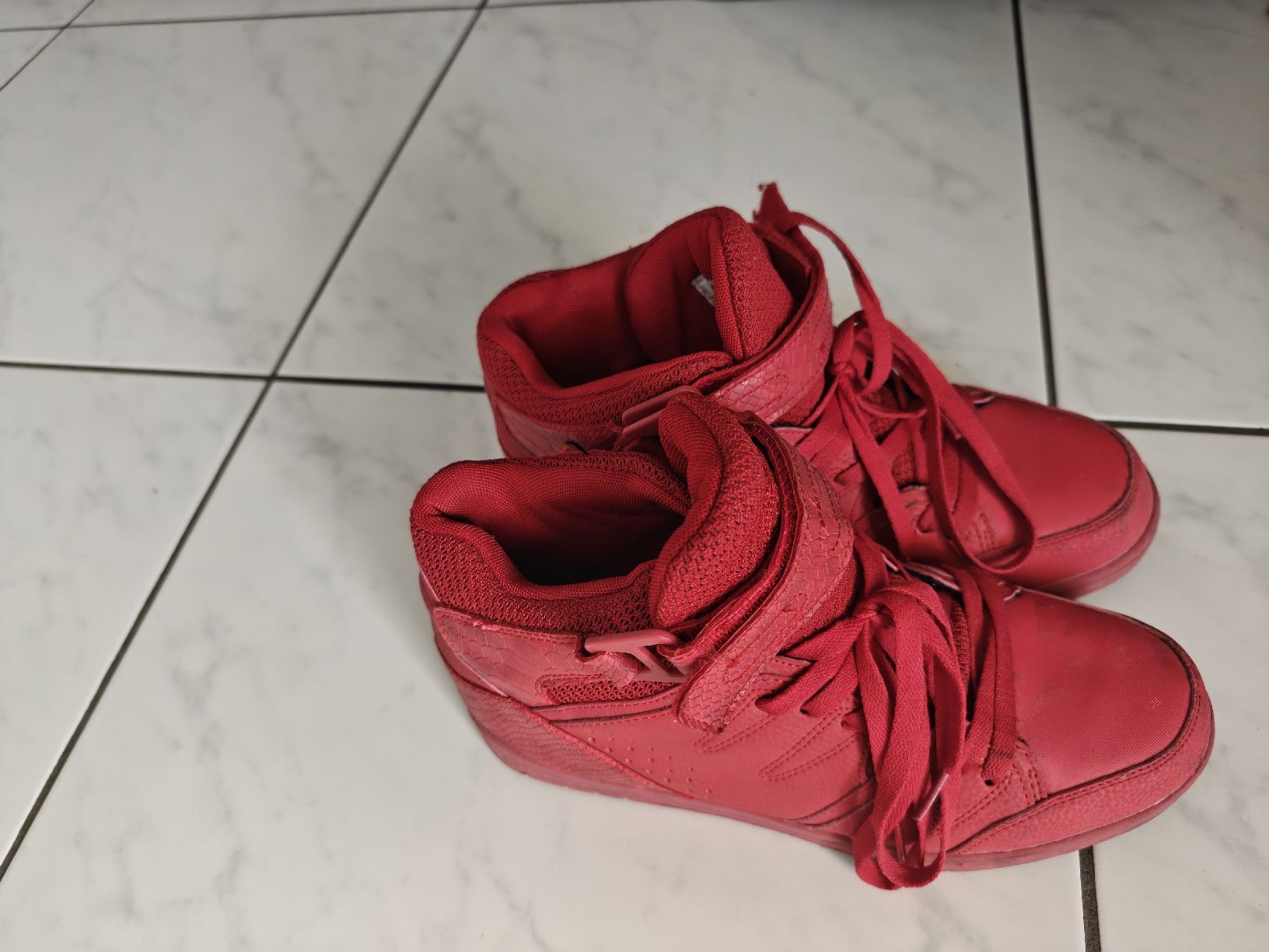 Herrenschuhe: Rote Sneaker mit Klettverschluss, Grösse 43 – Gebraucht aus Boniswil von Alessio42 2