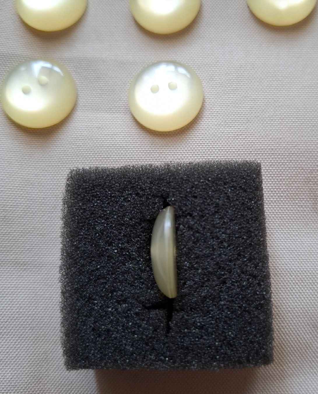 Boutons: 9 Stück Knöpfe, eierschalenfarbe, 18 mm. – D'occasion à Dietikon par Hirschkopf 2