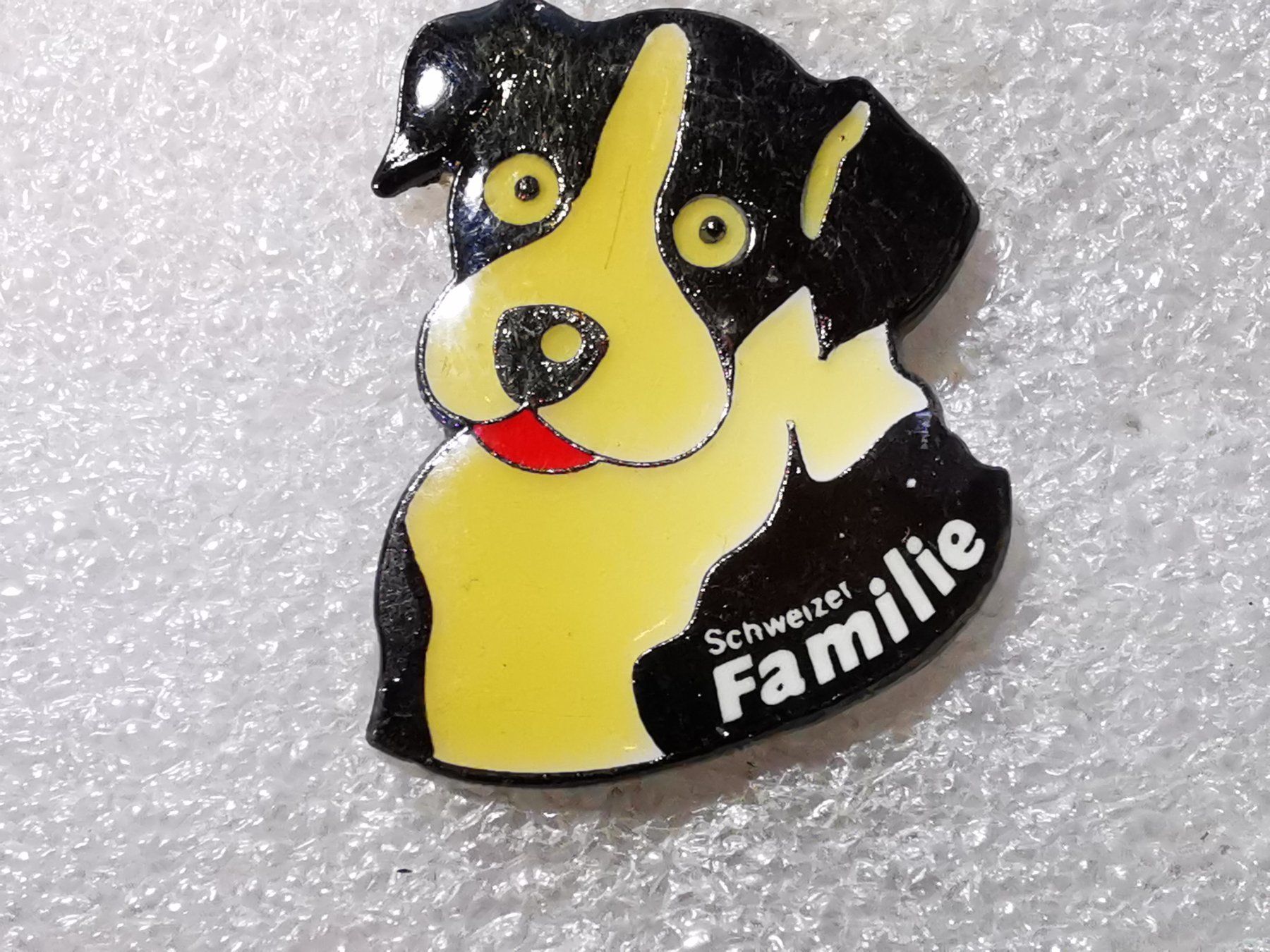 Plaketten & Abzeichen: Ansteckpin 65: Schweizer Familie – Gebraucht aus Oppligen von Pin-Fall-Shop