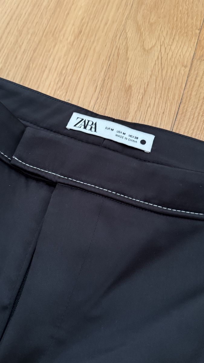 Zara Pantaloni: Zara Black Flared Thick Satin Trousers - Size M – Nuovo (secondo la descrizione) da Zürich venduto da ana_782l 1
