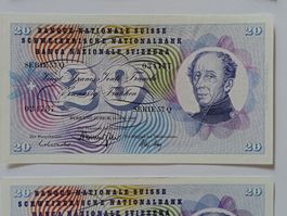 2 x je eine 20 Franken Banknote, Serie 57 Q und Serie 71 V