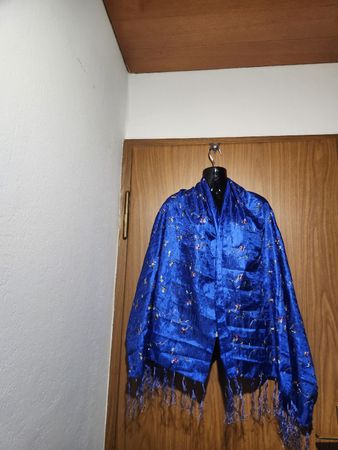 Écharpe bleu électrique soyeux brodé 50% soie 50%P.E