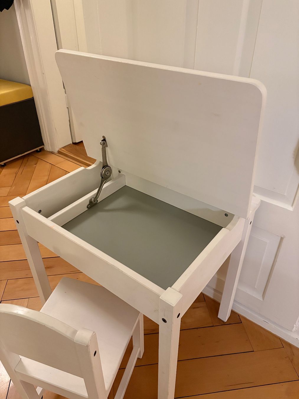 Ikea Set di tavolo e panche: Kinderschreibtisch mit Stuhl – Usato da Zürich venduto da Trachsel87 2