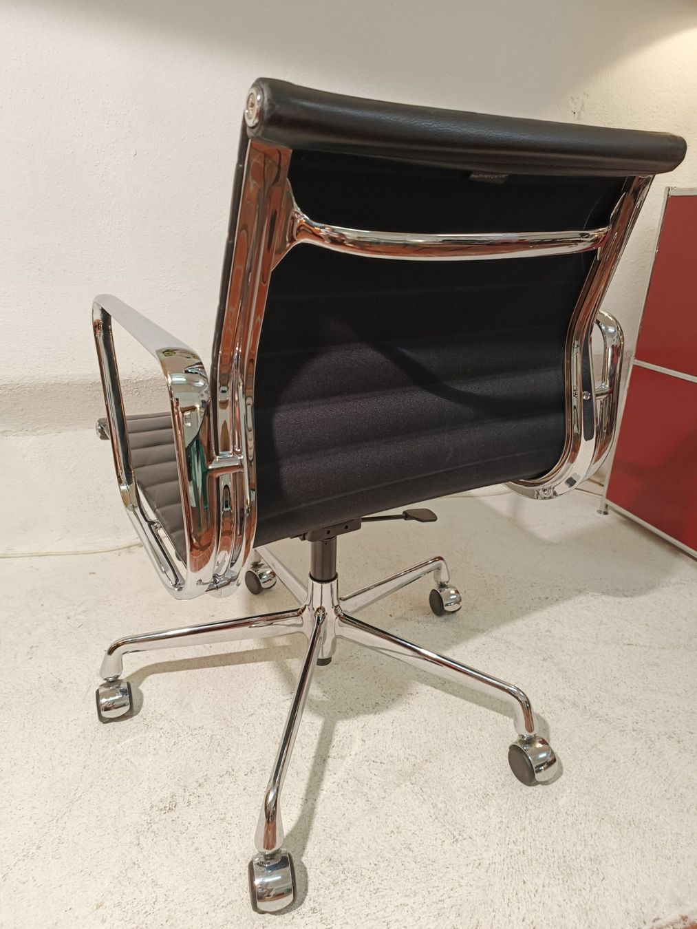 Stühle: Vitra Eames Aluchair EA 117 leder schwarz – Gebraucht aus Winterthur von style-and-design.zrh 2