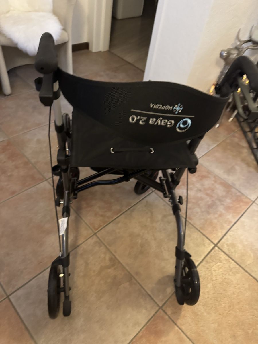 Medizinische Geräte: Rollstuhl Rollator faltbar – Neu (gemäss Beschreibung) aus Cademario von wer_92rn 1