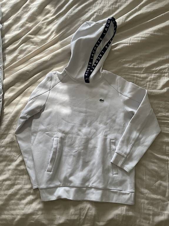 Tops: Pull blanc Lacoste – D'occasion à Pully par aleksandraheld