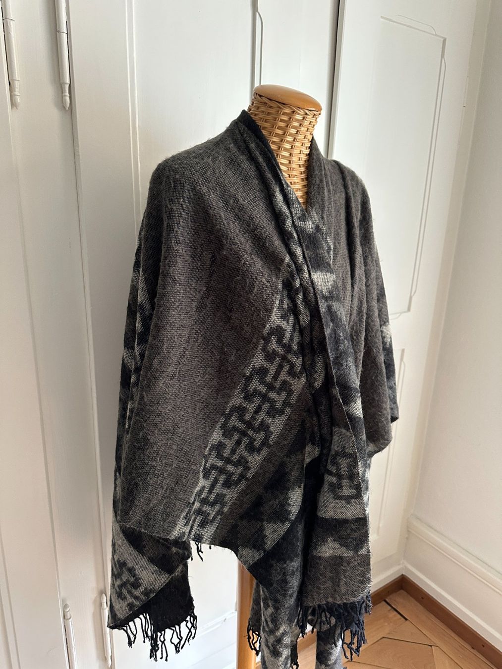 Autres vêtements femmes: Strick Cape Umhang grau-schwarz S – D'occasion à Zürich par Diazaio 1