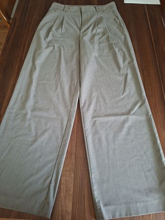 Stoffhose Zara beige weit geschnitten Grösse M neuwertig