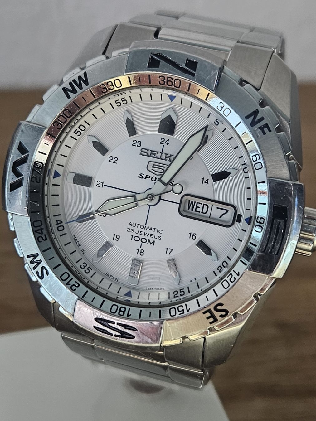 Seiko Orologi: Seiko 5 Sports Compass "White Navigator" Automatic Uhr 44mm – Usato da Flamatt venduto da pie_f9zm