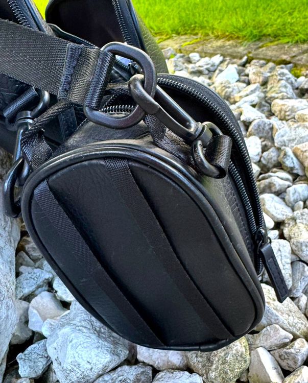 drei-verr-ckte-taschen-in-einer-im-rundholz-beutel-gebraucht-in